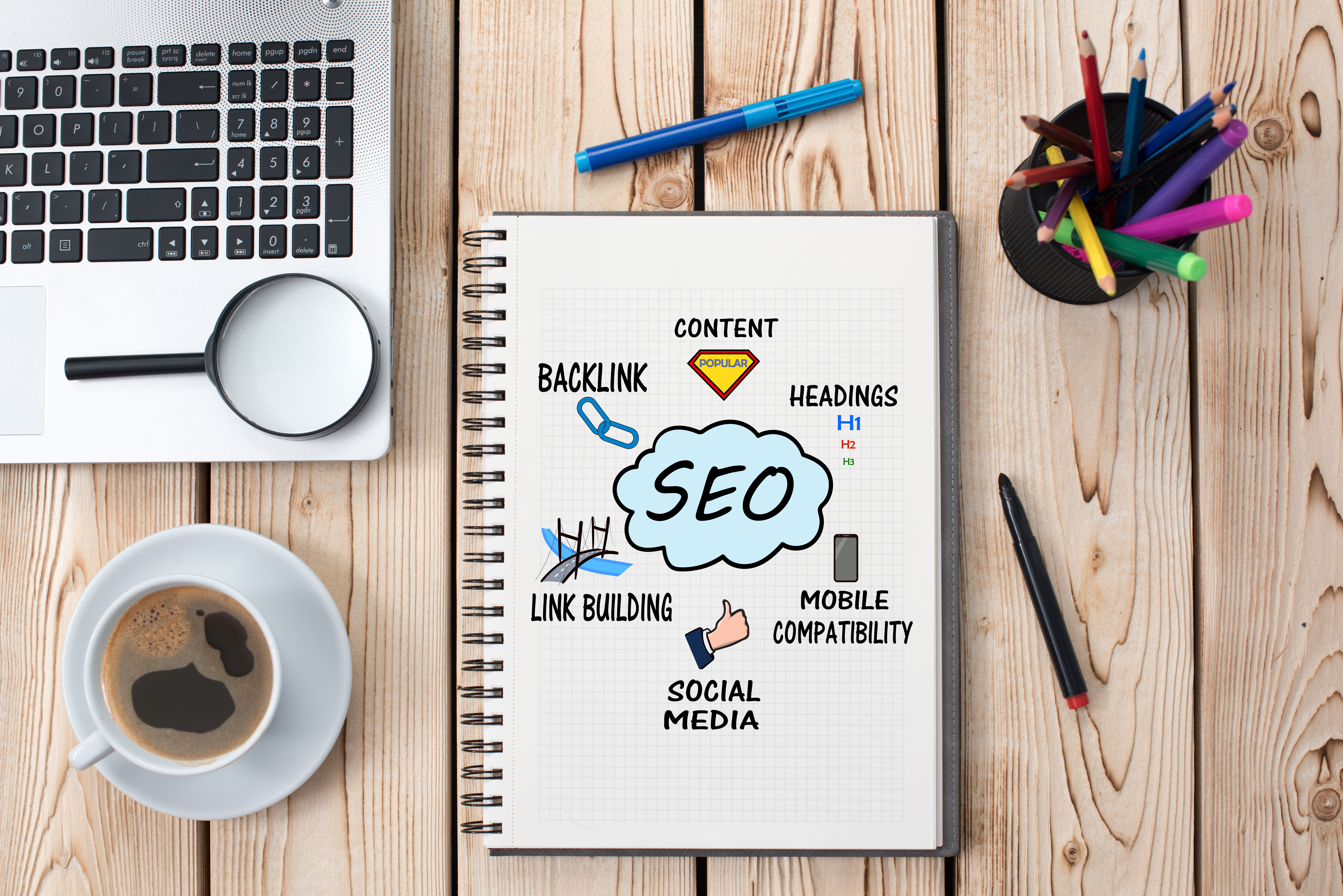Notebook defining SEO: content, headings, mobile compatibility, social media, link building, backlink.